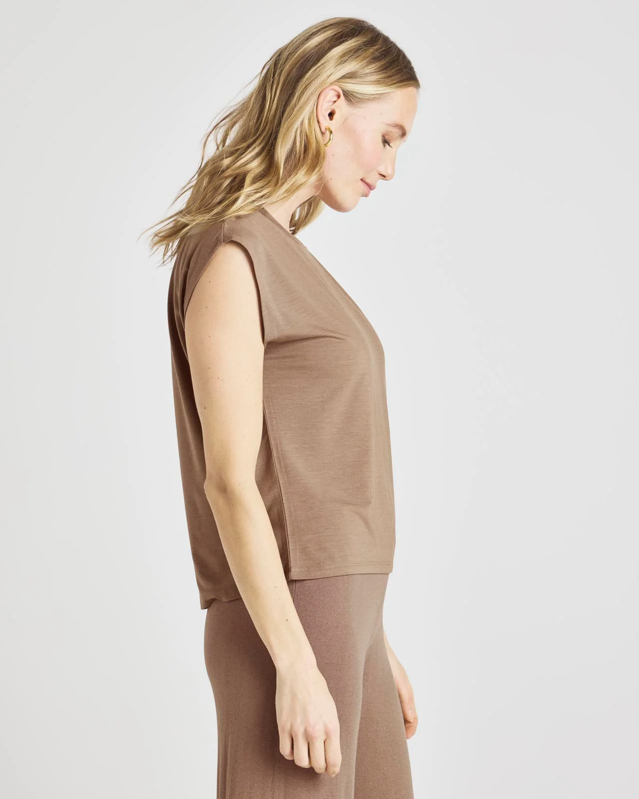16815-24-7-lyr-muscle-tank-14.webp 24/7 LYR Muscle Tank