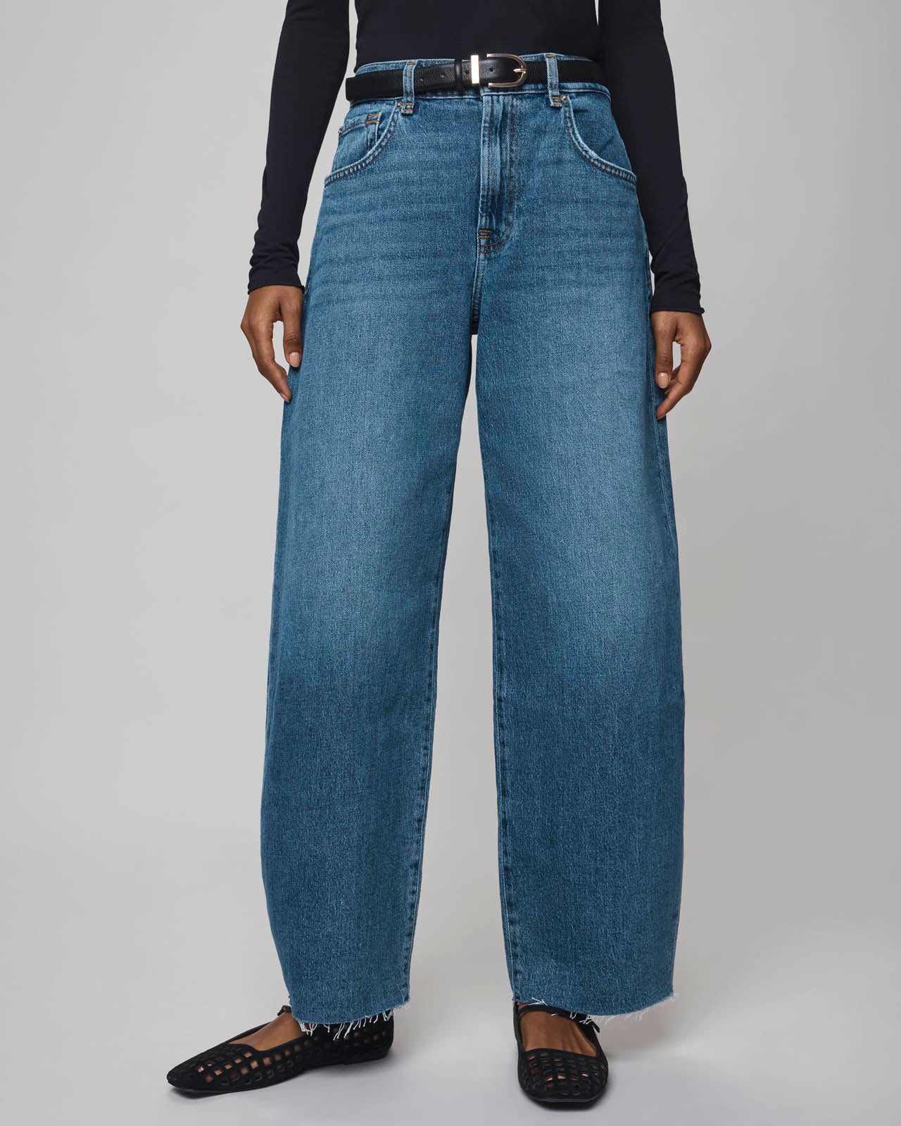 Carson Barrel Leg Jean in Medium Wash