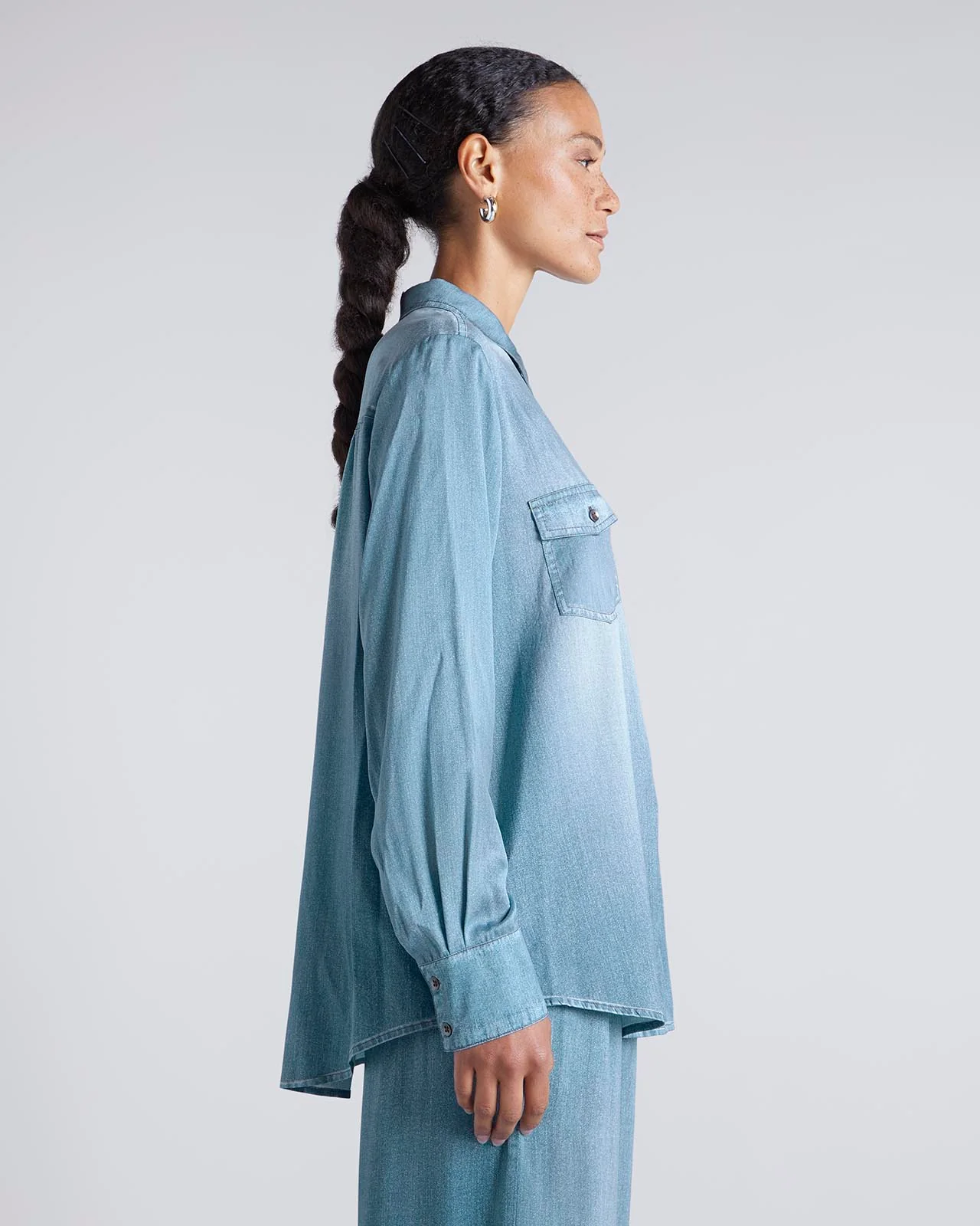 23081-kate-young-x-splendid-silk-button-down-denim-print-shirt-6.webp Kate Young x Splendid Silk Button-Down Denim-Print Shirt