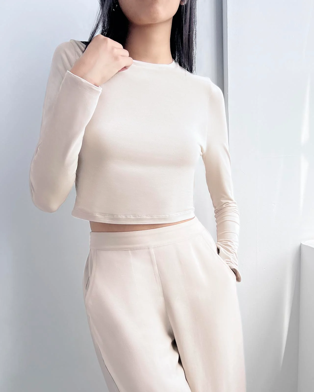 23122-kate-young-x-splendid-silk-modal-long-sleeve-tee-8.webp Kate Young x Splendid Silk-Modal Long Sleeve Tee