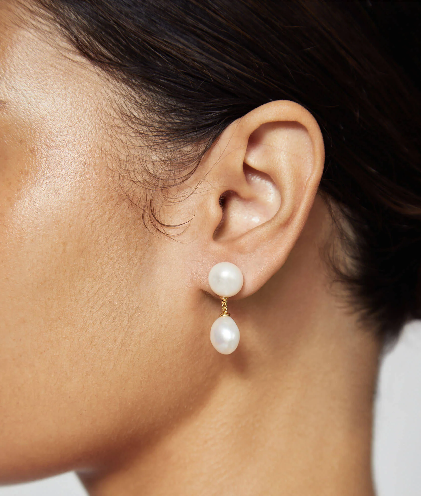 4470-shashi-pearl-drop-earrings-2.webp SHASHI Pearl Drop Earrings